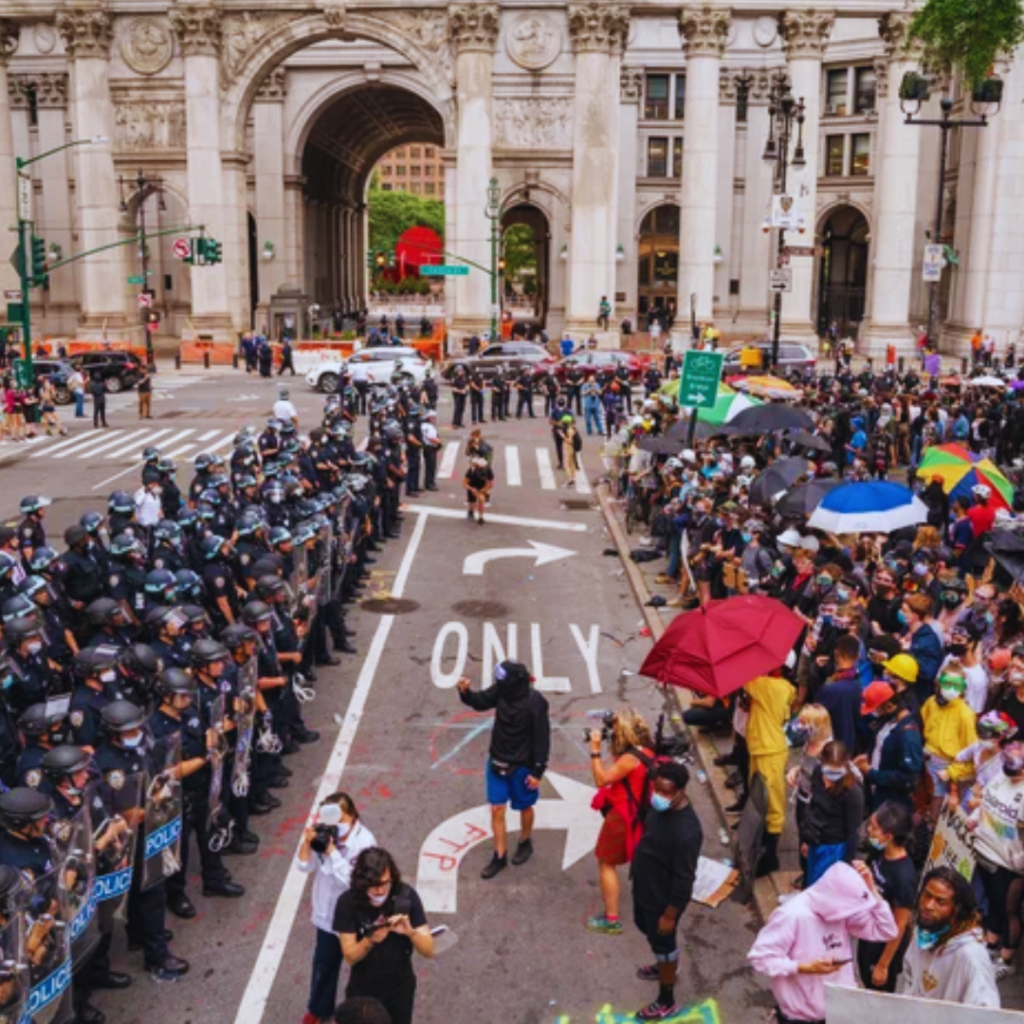 การใช้รัฐเป็นเครื่องมือทางเศรษฐกิจ: สังคมนิยมหรือทุนนิยม?